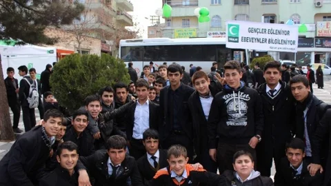 ''gençler Eğleniyor Ebeveynler Eğleniyor'' Topçu Meydanı Şöleni