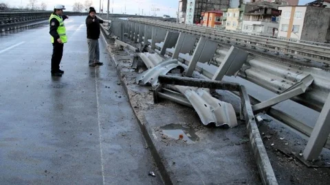 Tir Bariyere Çarptı 1 Yaralı