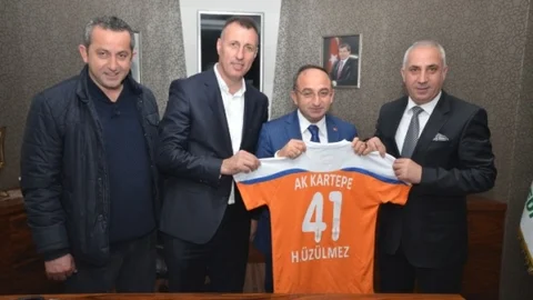 Üzülmez'e Ak Kartepe Takım Forması Hediye Edildi