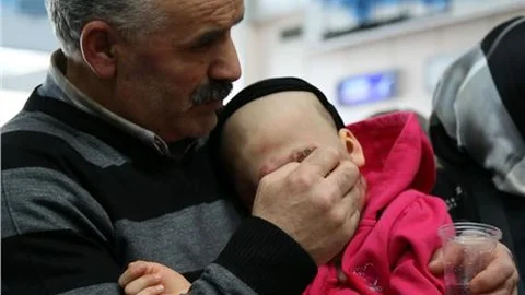 Yüzünde tümör çıkan çocuk, İstanbul'a gönderildi