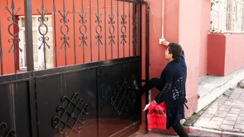 (Özel Haber) Kendini Yakan Kadın Bu Kez Kızını Görebilmek İçin Yurt Bastı