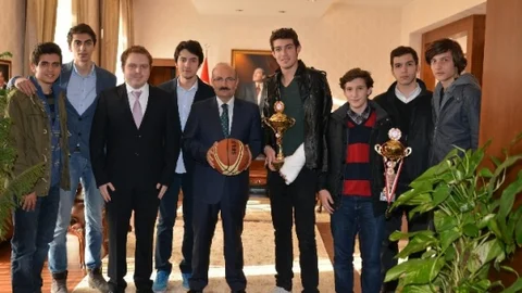Basketbolun Birincileri Vali Kürklü'yü Ziyaret Etti