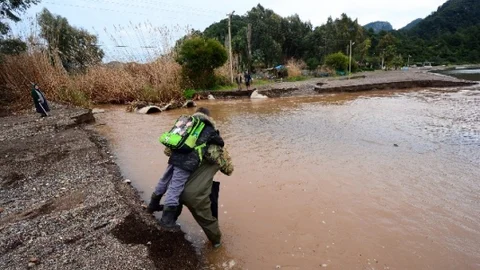 Mahsur Kalan Vatandaşı Sırtında Taşıdılar
