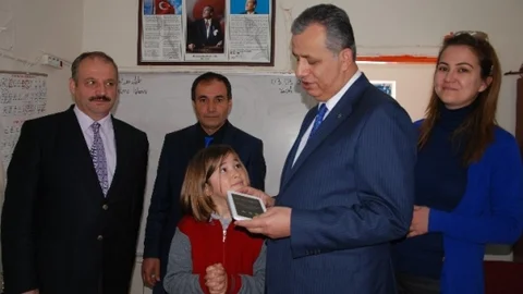 Kaymakam Cinbir Başarıyı Tabletle Ödüllendirdi