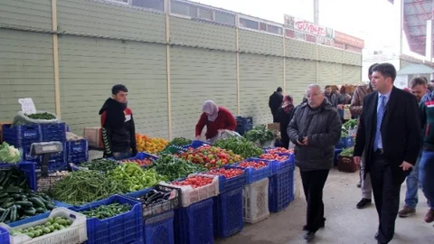 Başkan Ercengiz Halk Pazarında Esnaf Ve Vatandaşı Dinledi