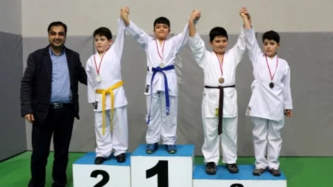 İhlas Koleji Karatecilerinden Madalya Yağmuru