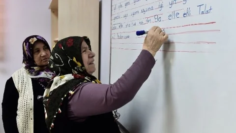 69 Yaşındaki Fatma Ninenin Okuma-Yazma Heyecanı