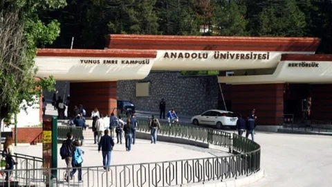 Anadolu Üniversitesi Farkıyla “Trt Okul”