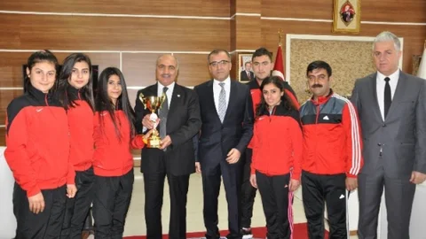 Batman Üniversitesi Rektörü Uluçam Sporcuları Makamında Ağırladı