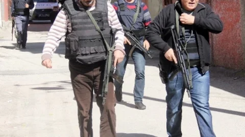 Kardeşini Kurtarmak İsteyen Polisi Yumrukladı