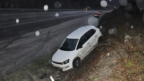 Virajı Alamayan Otomobil Dağa Tırmandı