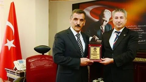 Tunceli Valisine Teşekkür Plaketi