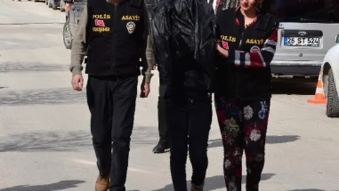 Okul Önlerinde Velileri Soyduğu İddia Edilen Kadın Yankesici Yakalandı