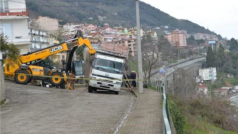 Kamyonun devrilmesini tahtalarla engellediler