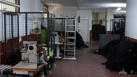 Hırsızlar 8 saatte fabrikayı boşalttı