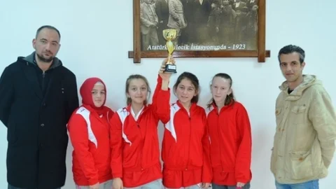 Masa Tenisinde Beşevler Orta Okulu Takımı İl Üçüncüsü Oldu