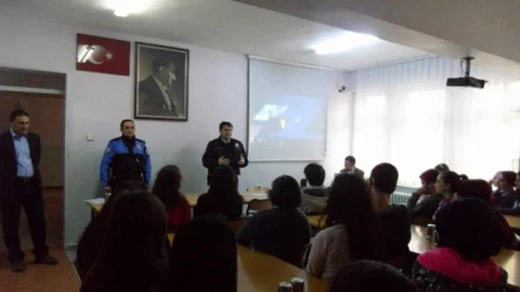 Bozüyük'te Polisten 'güvenli İnternet Kullanımı' Semineri