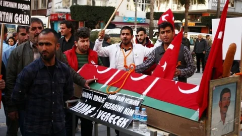 Seyyar Satıcılarından Belediye Önünde Tabutlu Eylem