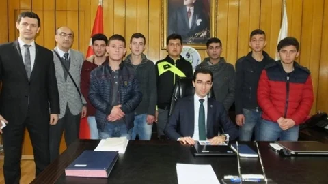 Burhaniye'de Almanya Yolcusu Öğrencilerin Kaymakam Ziyareti