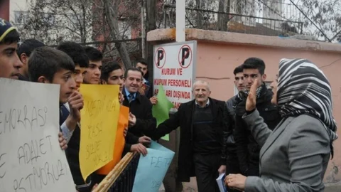 Öğrenciler Öğretmenleri İçin Yürüdü