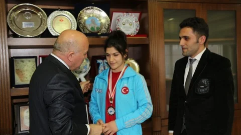 Başkan Sekmen Dünya İkincisini Altınla Ödüllendirdi