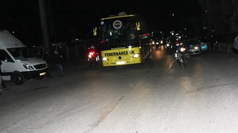 Fenerbahçe Otobüsüne Pet Şişeli Saldırı