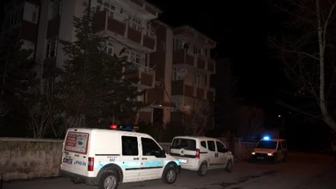 Bunalıma Giren Genç Kız Kendini Astı