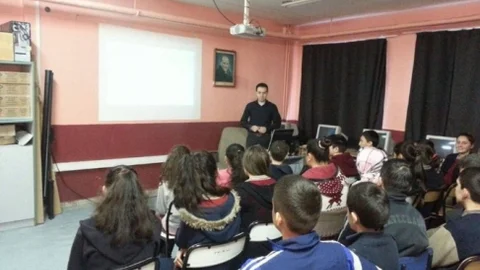 Rehber Öğretmeni Olmayan Köylerde Sunum Yapılıyor