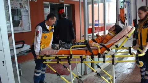 Okul Kapısında Otomobil Çarptı