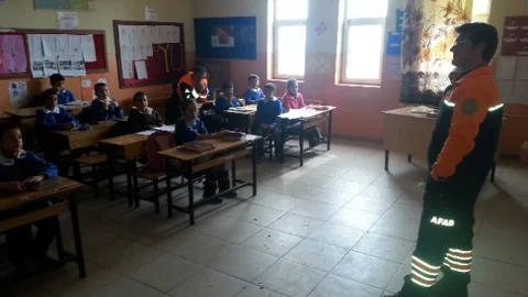 Pasinler 13 Mart İlkokulu'nda Deprem Tatbikatı Yapıldı