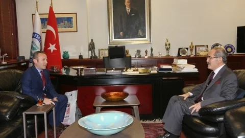 Başkan Büyükerşen'e ‘Türkiye'nin En İyi Belediye Başkanı' Ödülü