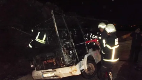 Gaziantep'te Seyir Halindeki Minibüs Cayır Cayır Yandı