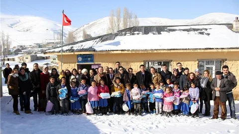 Öğrenciler için sahne alıyorlar