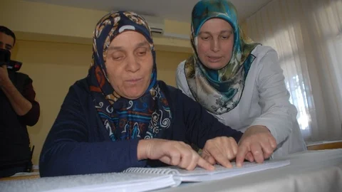 Fethiye'de Görme Engelli Bayan Kuran'ı Braille Alfabesiyle Öğreniyor