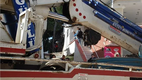 Aydın'da kaçak yıkım sırasında balkon çöktü 1 ölü 5 yaralı