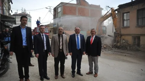 Orhangazi'de Kamulaştırılan Binalar Yıkılıyor