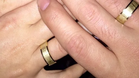 Yüzük Takarken Dikkat Edin !