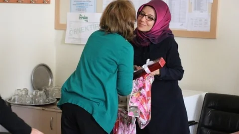 Atatürk İlkokulu Okul İdaresinden Bayan Öğretmenlere Jest