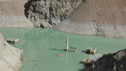 Barajda su seviyesi düştü, minare ortaya çıktı