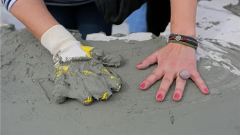 Kadına şiddete karşı duvar örüyorlar