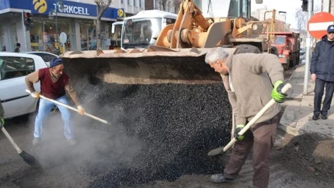 Belediye Bozulan Yolları Yama Yapıyor
