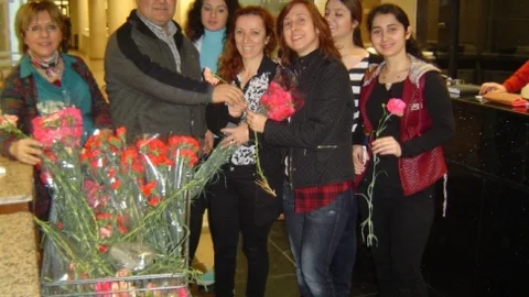 İzmir Adliyesi'nde Çalışan Bayanlara Çicek