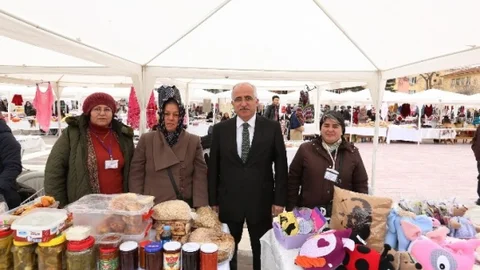 Eskişehirli Kadınlardan Vilayet Meydanında “El Emeği Göz Nuru” Sergisi