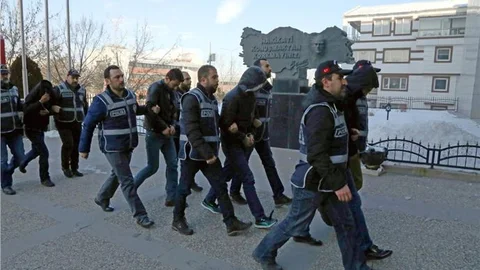 Çaldıkları para kasasını kaykayla taşımışlar