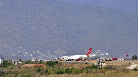 THY uçağının Nepal'de pistten çıkması