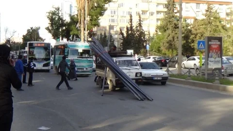 Kasasındaki Metal Çubuklar Dağıldı Trafik Altüst Oldu