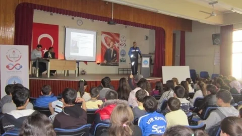 Gediz'de Öğrencilere Güvenli İnternet Kullanımı Semineri