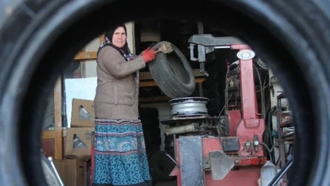 Giresun'da Lastik Tamircisi 3 Çocuk Annesi Kadın Görenleri Şaşırtıyor