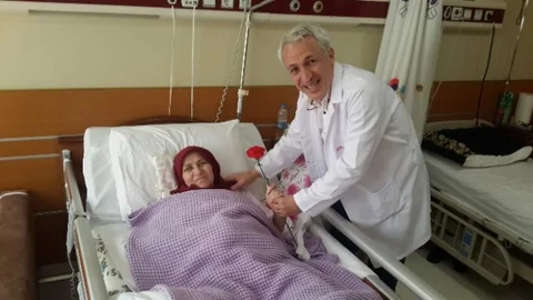 Kadın Hastalara Kadınlar Günü'nde Karanfil