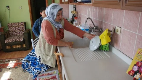 Engelli Kadın “Bir Bulaşık Makinem Olursa Dünyanın En Mutlu Kadını Olurum''